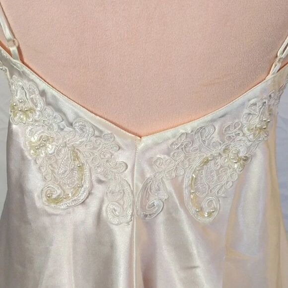 Victoria's Secret 1999 White Satin Pearl Sequin Applique Short Bridal Slip Small - Picture 14 of 17